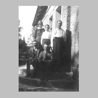 104-0002 Familie Klein Stobingen. Herta, Paul und Mutter Klein, davor die Soehne Ernst und Hubert.jpg